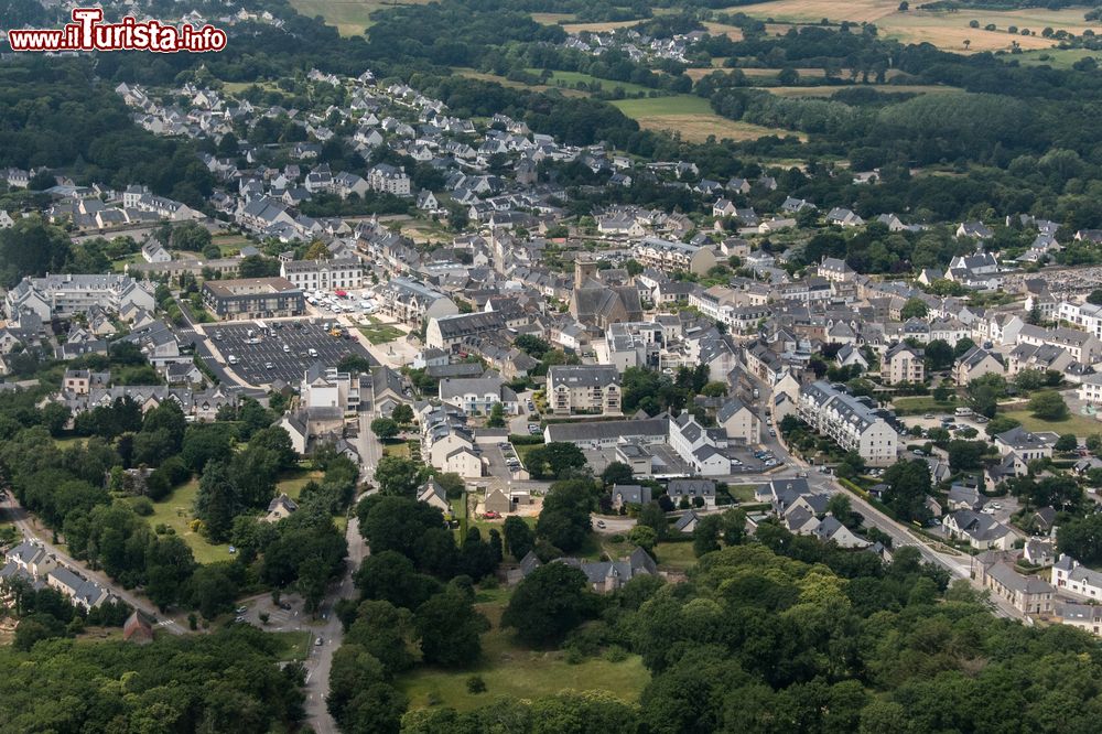 Immagine Vedua aerea del centro di Sarzeau in Bretagna, Francia