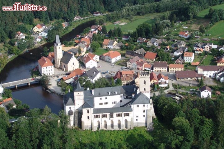 Immagine Veduta aerea di Rozmberk nad Vltavou, Repubblica Ceca. Affacciata sulle rive della Moldava e immersa nella natura, questa città nel sud del paese appare ancora più suggestiva se vista e fotografata dall'alto - © fritz16 / shutterstock.com