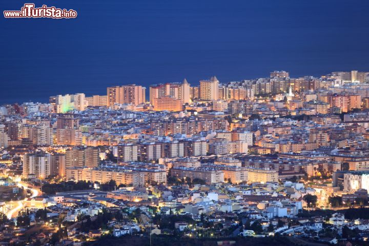 Immagine Veduta aerea by night di Fuengirola, Costa del Sol, Spagna. La città sorge su una stretta striscia costiera di 8 chilometri in cui si susseguono alcune delle più belle spiagge del sud spagnolo - © Philip Lange / Shutterstock.com