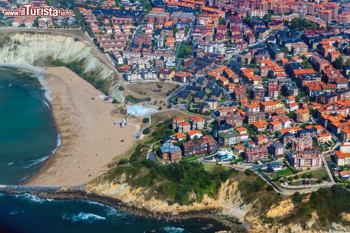 Immagine Veduta aerea della costa atlantica spagnola presso la zona chiamata "Algorta", nella città basca di Bilbao - foto © Matyas Rehak / Shutterstock 