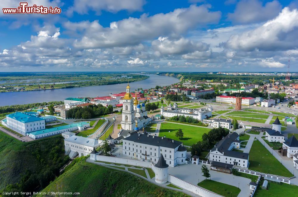 Immagine Veduta aerea sul cremlino di Tobolsk con la cattedrale e la torre di Santa Sofia-Assunzione, Russia - © Sergei Butorin / Shutterstock.com