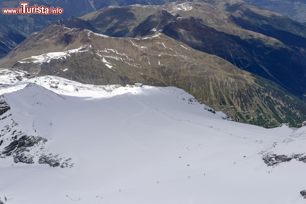 Immagine Veduta aerea da un piccolo aeroplano delle piste di Livrio in estate, Passo dello Stelvio.