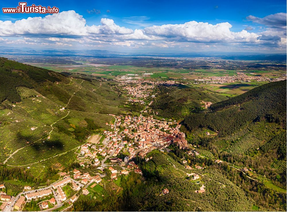 Immagine Veduta aerea dal Monte Pisano di Buti e la costa pisana in Toscana