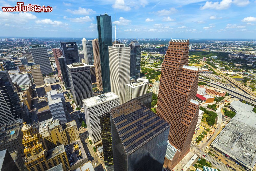 Immagine Veduta aerea dei moderni edifici nel centro di Houston, Texas, in una giornata di sole. La città è famosa nel mondo per la sua industria energetica e aeronautica oltre che per il suo porto, uno dei più affollati al mondo.