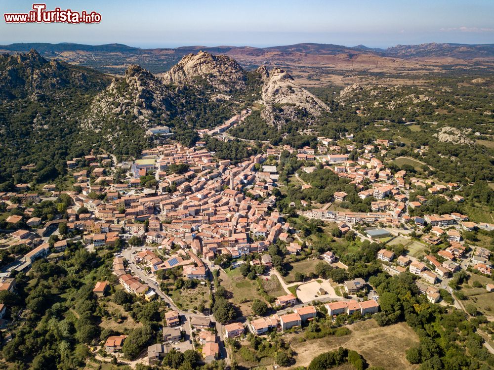 Immagine Veduta aerea del borgo di Aggius tra le montagne di granito del nord della Sardegna