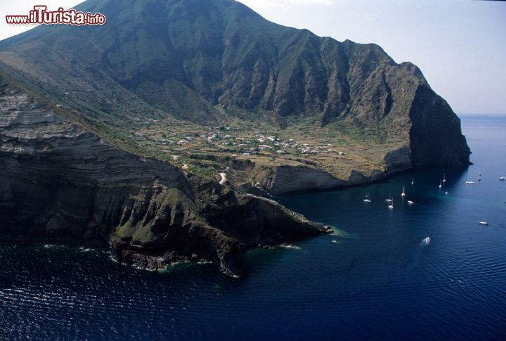 Immagine Veduta aerea del borgo di Malfa a Salina, Sicilia - Una suggestiva fotografia dall'alto del villaggio di Malfa: le sue abitazioni dal caratteristico colore bianco sono sparpagliate lungo un ripido pendio che scivola verso il mare © luigi nifosi / Shutterstock.com