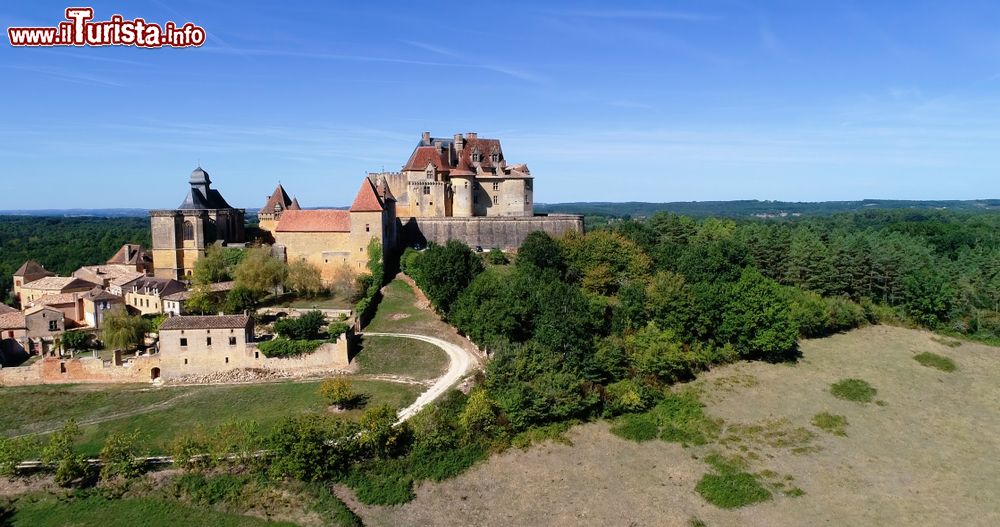 Immagine Veduta aerea del borgo di Monpazier, Francia. E' considerato il più tipico e ben conservato esempio di bastide (villaggio fondato in questa area della Francia fra il Duecento e il Trecento) del sud est francese.