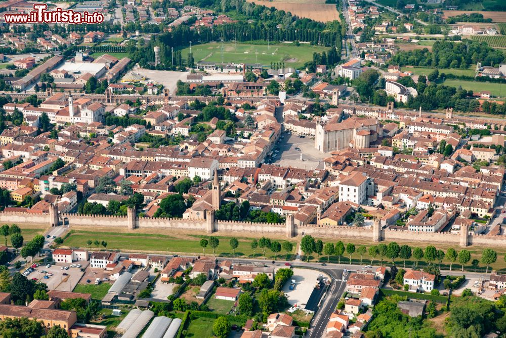 Immagine Veduta aerea del borgo medievale di Montagnana e la sua estesa cerchia di mura