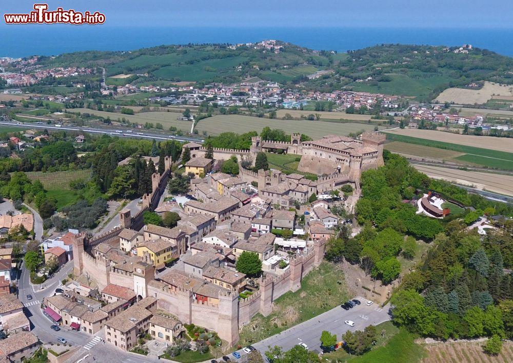 Immagine Veduta aerea del borgo di Gradara con il castello, Marche. Perfettamente conservato, il borgo è un vero e proprio gioiello di cui gli abitanti si prendono cura. Passeggiando per i suoi vicoli si possono ammirare balconi fioriti e pergolati profumati - © Tatiana Dyuvbanova / Shutterstock.com