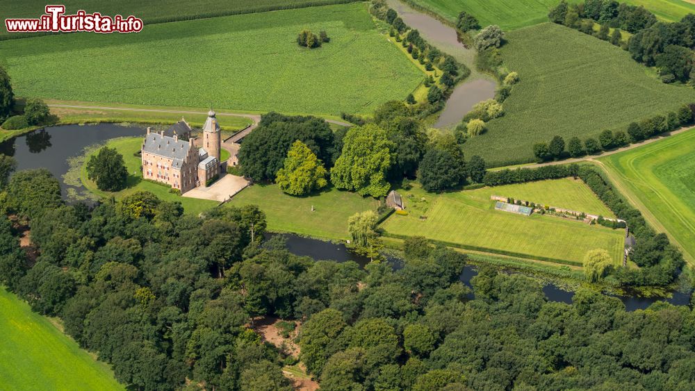 Immagine Veduta aerea del castello medievale di Rechteren a Dalfsen, Overijssel (Olanda). In parte smantellato nel 1591, un secolo più tardi venne ricostruito nelle attuali forme architettoniche.