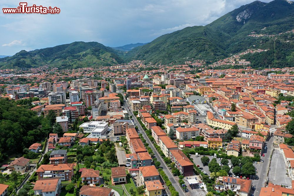 Immagine Veduta aerea del centro di Massa e le Alpi Apuane della Versilia in Toscana