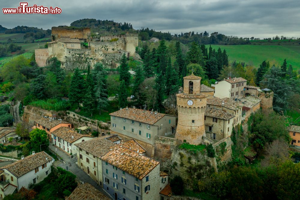 Immagine Veduta aerea del centro medievale di Castrocaro Terme e la sua Fortezza che la domina dall'alto di un colle