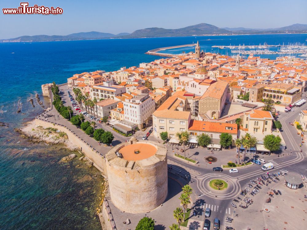 Immagine Veduta aerea del centro storico di Alghero, Sardegna nord-occidentale