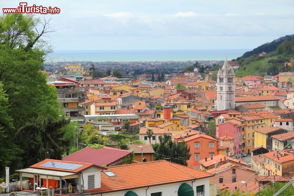 Immagine Veduta aerea del centro storico di Carrara con vista sula mare della Versilia, Toscana