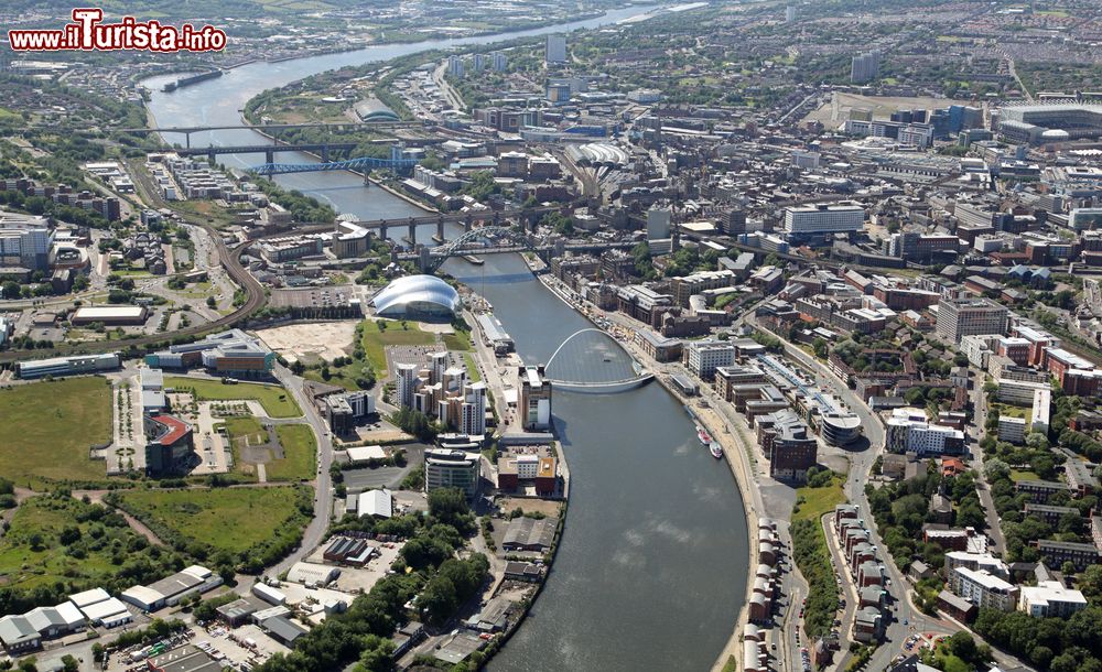 Immagine Veduta aerea del fiume Tyne a Newcastle upon Tyne, Inghilterra. Questo fiume nasce dalla confluenza del North e South Tyne che si uniscono a Warden Rock in una località nota come "L'incontro delle acque".