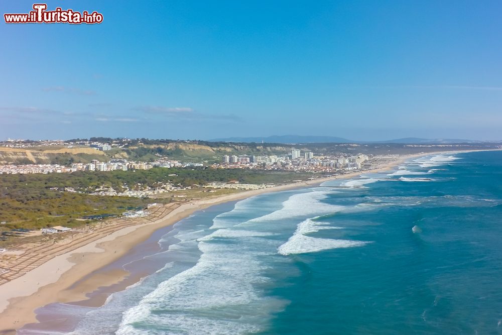 Immagine Veduta aerea del litorale di Costa da Caparica, Portogallo. Qui le spiagge offrono eccellenti condizioni per praticare sport acquatici a cominciare dal surf.
