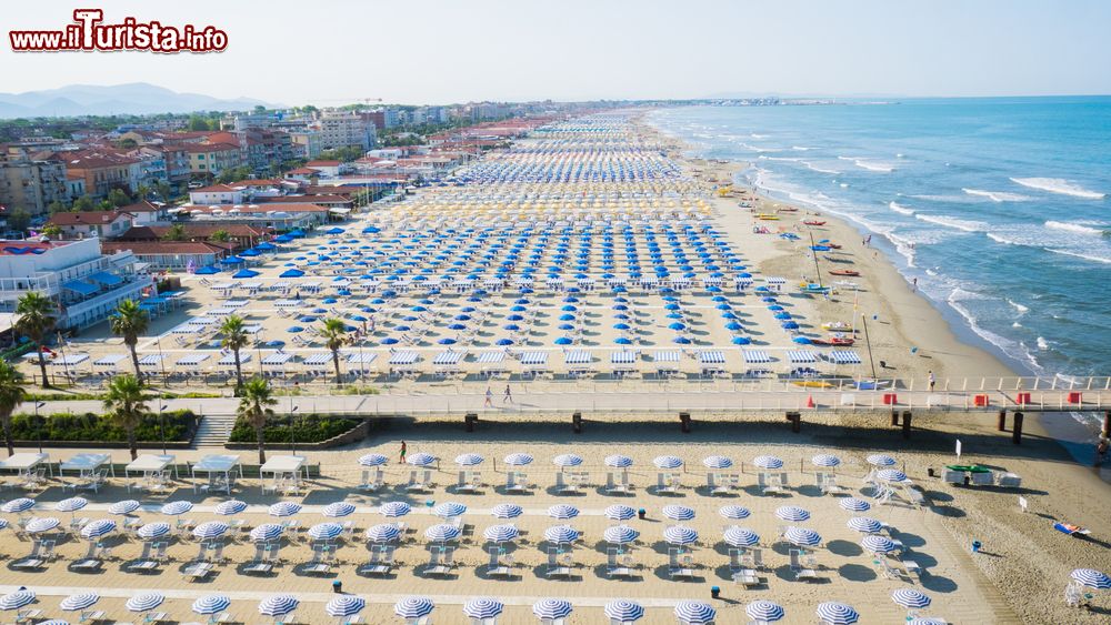 Immagine Veduta aerea del litorale di Lido di Camaiore con ombrelloni e sdraio di vari colori per indicare i differenti bagni, Lucca, Toscana.