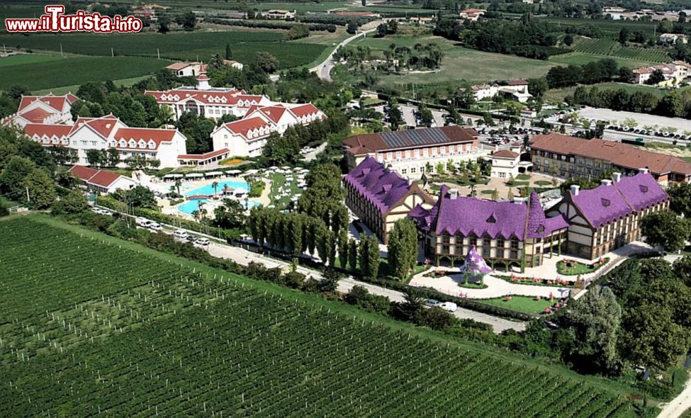 Immagine Veduta aerea del Magic Hotel al Gardaland Resort in Veneto