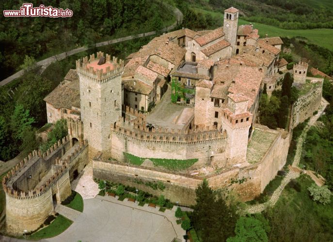 Immagine Veduta aerea del Mastio e del Borgo di Vigoleno in provincia di Piacenza