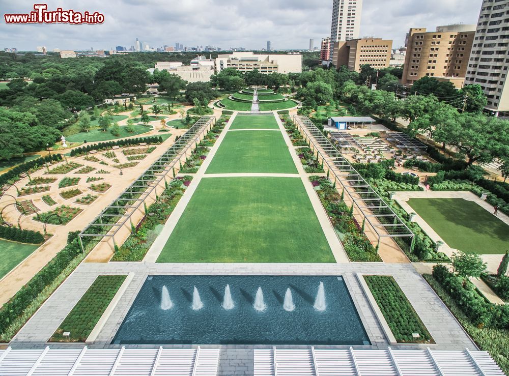 Immagine Veduta aerea del McGovern Centennial Gardens a Hermann Park, Houston, Texas. I giardini, aperti al pubblico nel dicembre 2014, sono stati progettati da Hoerr Schaudt, un famoso studio di architettura del paesaggio di Chicago.