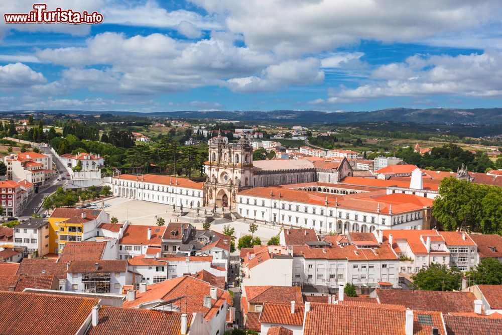 Immagine Veduta aerea del monastero di Alcobaca, Portogallo. Questo luogo di culto è stato il primo edificio gotico del paese.