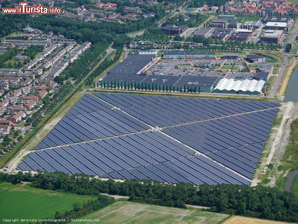 Immagine Veduta aerea del parco fotovoltaico De Mortiere a Middelburg, Olanda. Questa stazione fornisce energia verde alla città - © Aerovista Luchtfotografie / Shutterstock.com