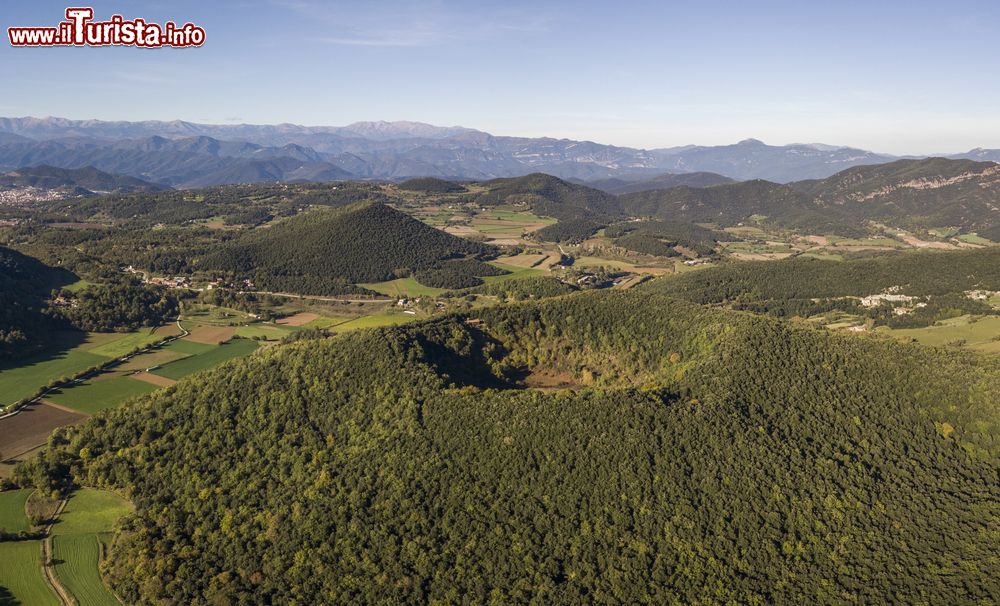 Immagine Veduta aerea del Parco Naturale di Garrotxa con il vulcano di Santa Margarida in primo piano, Olot, Spagna.