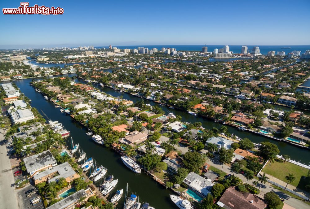 Immagine Veduta aerea del quartiere di Las Olas Isles a Fort Lauderdale, Florida (USA): si tratta di una serie di isole incastonate fra la Colee Hammock e la spiaggia di Fort Lauderdale.