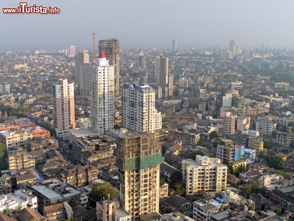 Immagine Veduta aerea del sud di Mumbai, India, con torri moderne e altissime. Seconda città più popolosa del paese, Mumbai, fino al 1995 nota come Bombay, è la prima città per densità di popolazione al mondo.