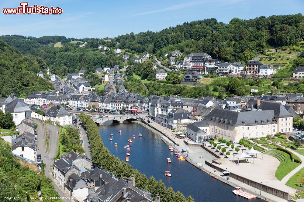 Immagine Veduta aerea del villaggio di Bouillon (Belgio) con pedalò sul fiume Semois - © T.W. van Urk / Shutterstock.com