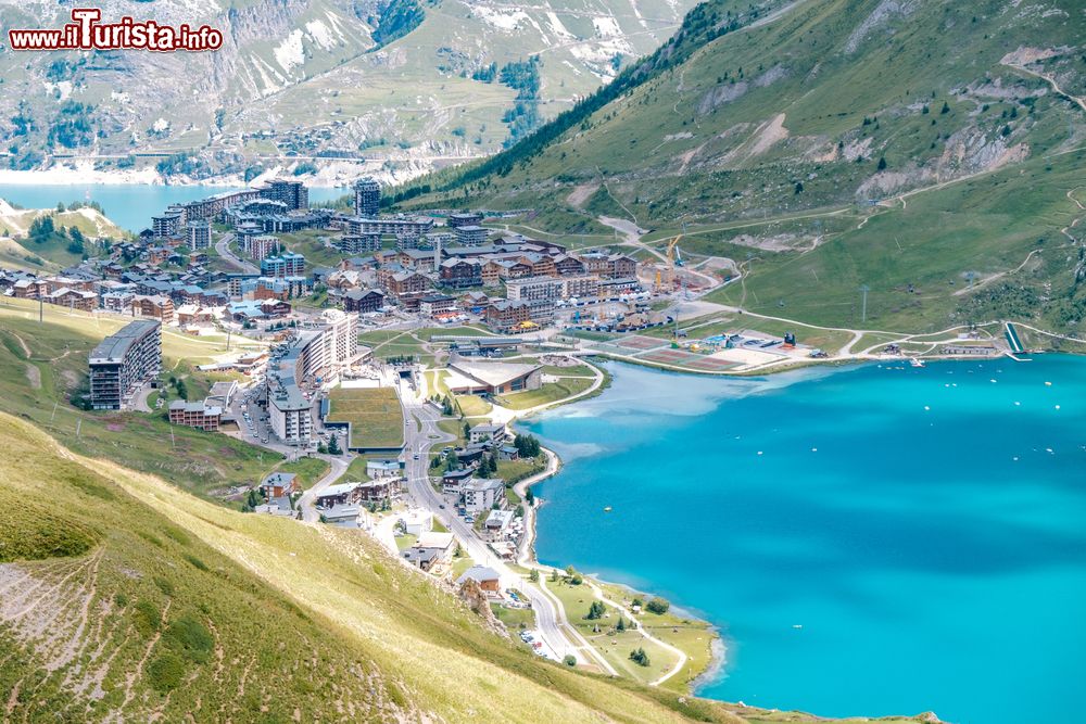 Immagine Veduta aerea del villaggio di Tignes e del suo lago in estate (Francia): nei mesi estivi si possono praticare numerosi sport acquatici fra cui canoa, kayak e SUP.
