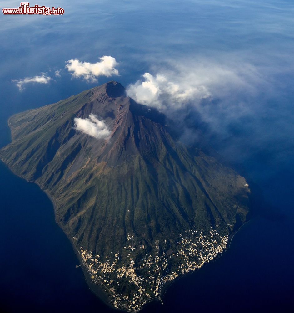 Immagine Veduta aerea del vulcano di Stromboli, Isole Eolie dopo una delle sue tipiche esplosioni del cratere sommitale