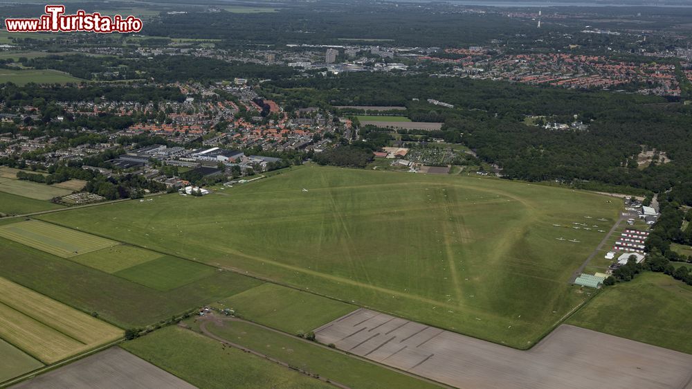 Immagine Veduta aerea dell'aeroporto di Hilversum, Olanda - © Aerovista Luchtfotografie / Shutterstock.com