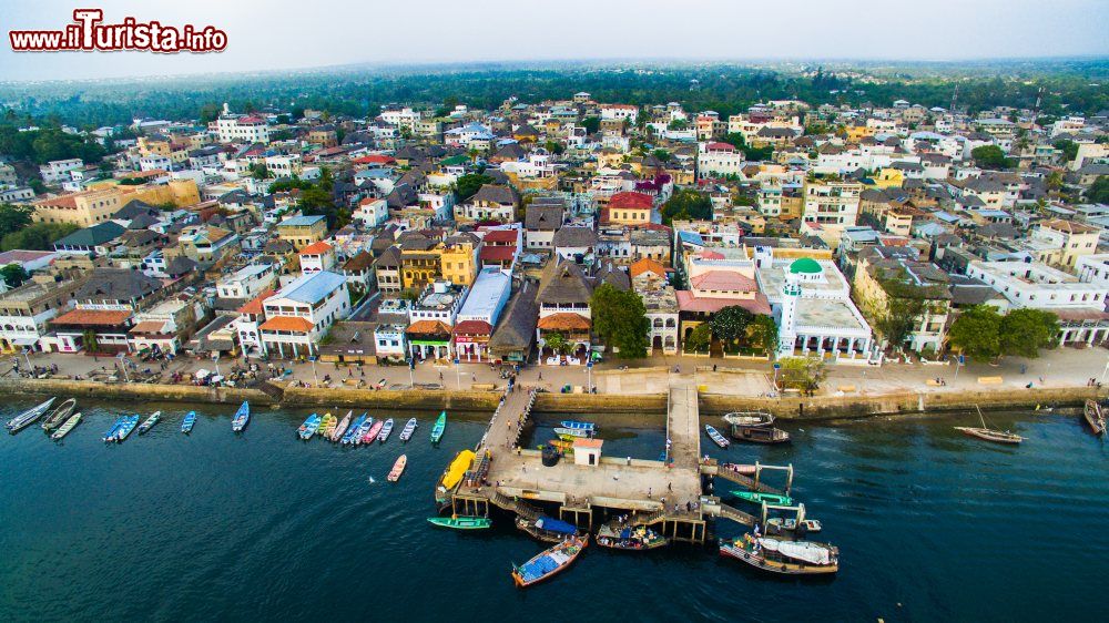 Immagine Veduta aerea dell'Isola di Lamu in Kenya  - ©  www.folklore.co.ke, CC BY-SA 4.0, Wikipedia