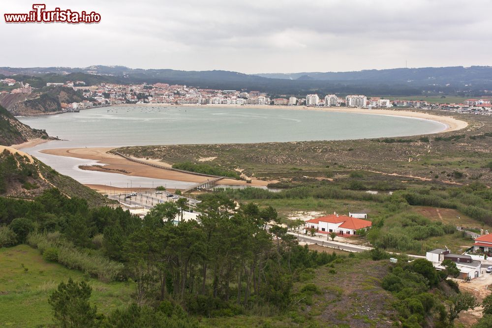 Immagine Veduta aerea della baia di Sao Martinho do Porto, nei pressi di Alcobaca, Portogallo. In questa baia riparata, il mare tranquillo offre le condizioni migliori per praticare gli sport nautici.