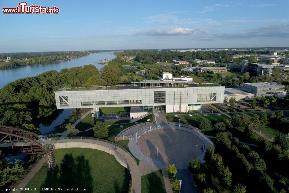 Immagine Veduta aerea della biblioteca presidenziale William J. Clinton a Little Rock, Arkansas (USA)  - © STEPHEN B. THORNTON / Shutterstock.com