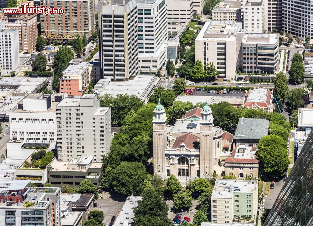 Immagine Veduta aerea della cattedrale di St. James a Seattle, Washington.