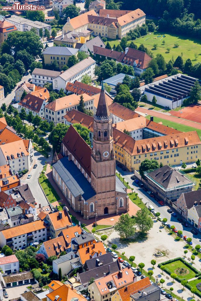 Immagine Veduta aerea della chiesa di Saint Jodok nel centro storico di Landshut, Germania.