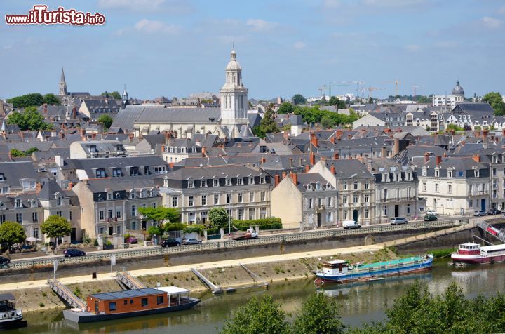 Immagine Veduta aerea della città di Angers lungo il fiume Maine con la chiesa di Santa Trinità che sporge con il suo campanile fra i tetti del centro - © 84859195 / Shutterstock.com