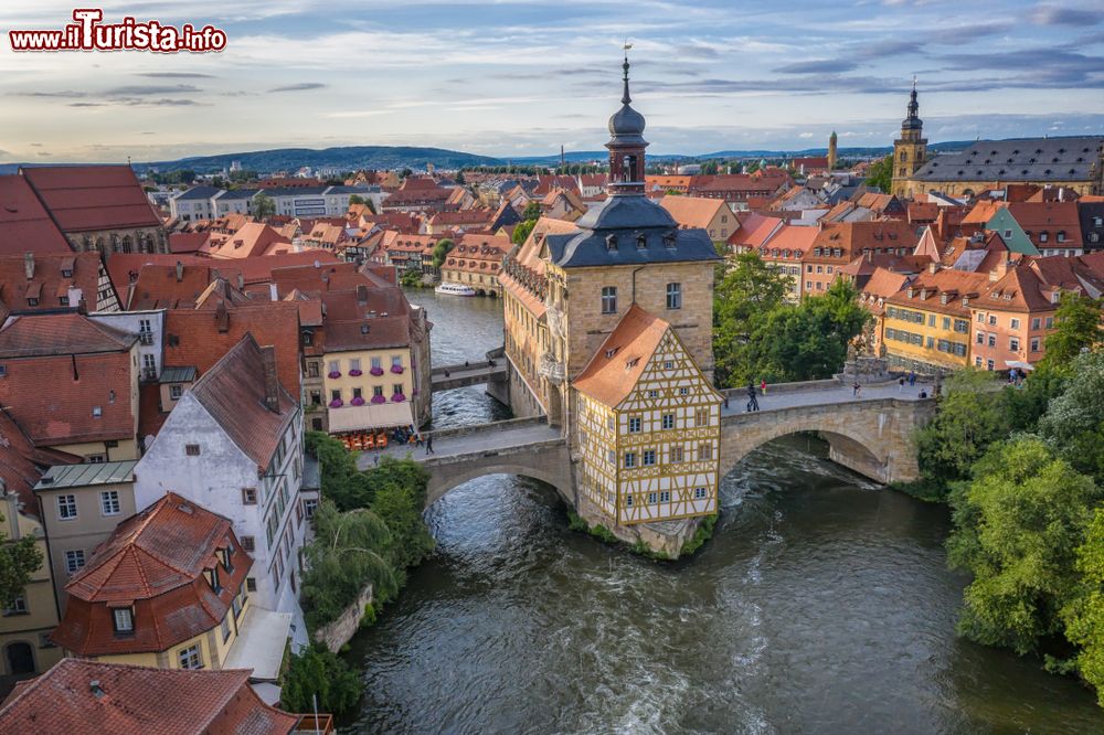 Immagine Veduta aerea della città di Bamberga, Germania: sorge sul fiume Regnitz, vicino alla confluenza con il Meno.