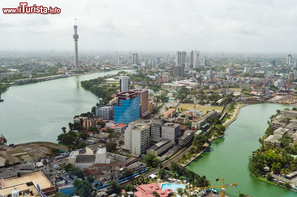 Immagine Veduta aerea della città di Colombo con la torre Lotus in fase di costruzione, Sri Lanka. Alta 350 metri, la torre gestisce 50 frequenze televisive e radiofoniche.