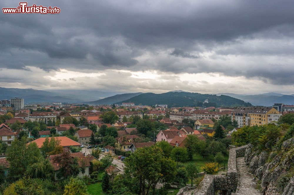 Immagine Veduta aerea della città di Niksic, Montenegro. Questa località si trova nell'omonima piana, ai piedi del monte Trebjesa.