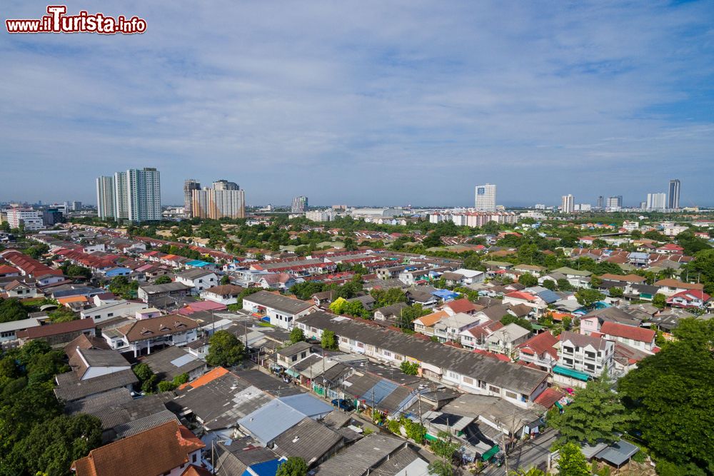 Immagine Veduta aerea della città di Nonthaburi, Thailandia: questa cittadina viene considerata un sobborgo di Bangkok.