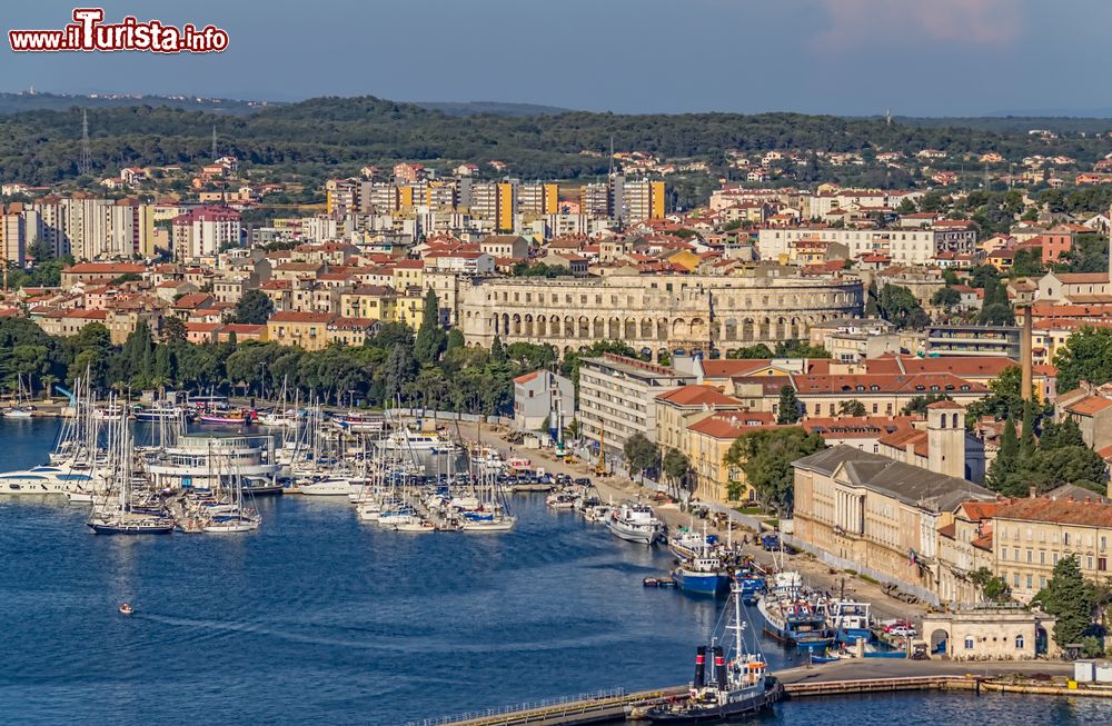 Immagine Veduta aerea della città di Pola, Croazia. Situata nell'estremo sud della penisola istriana, Pola offre bellissimi paesaggi naturali e numerose opportunità di svago.