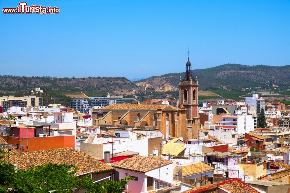 Immagine Veduta aerea della città di Sagunto, Spagna, con la chiesa di Santa Maria costruita nel 1730 al centro.