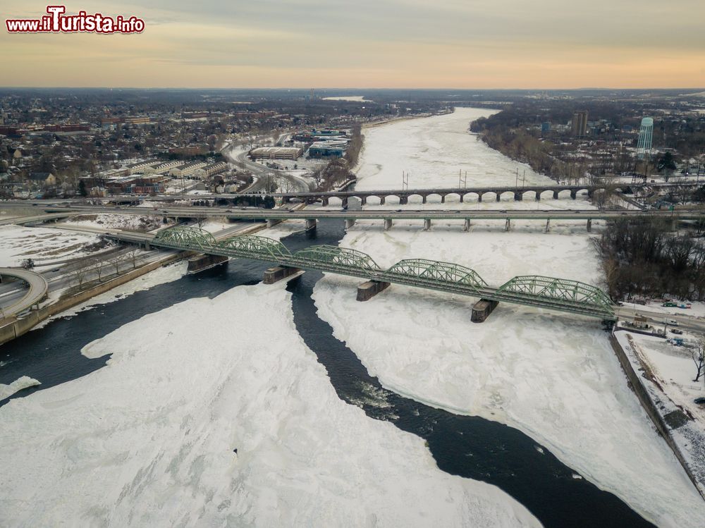 Immagine Veduta aerea della città di Trenton, New Jersey, in inverno con la neve. Questa città divenne capitale dello stato nel 1790 anche se il congresso locale si riuniva qui già da prima.