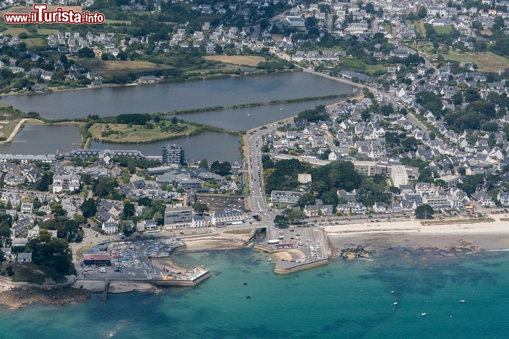 Immagine Veduta aerea della cittadina di Carnac, Francia. Questa pittoresca città del Vecchio Continente è celebre non solo per i complessi megalitici ma anche per i suoi monumenti artistici e storici e per la tipica gastronomia locale che offre fra l'altro squisite crepes.