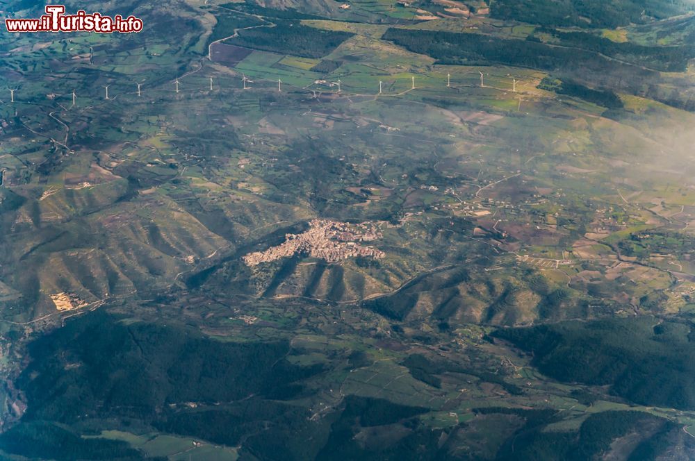 Immagine Veduta aerea della cittadina di Chiaramonte Gulfi nel sud della Sicilia
