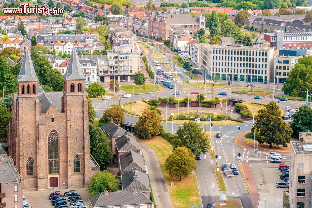 Immagine Veduta aerea della cittadina olandese di Arnhem, capoluogo di provincia della Gheldria.