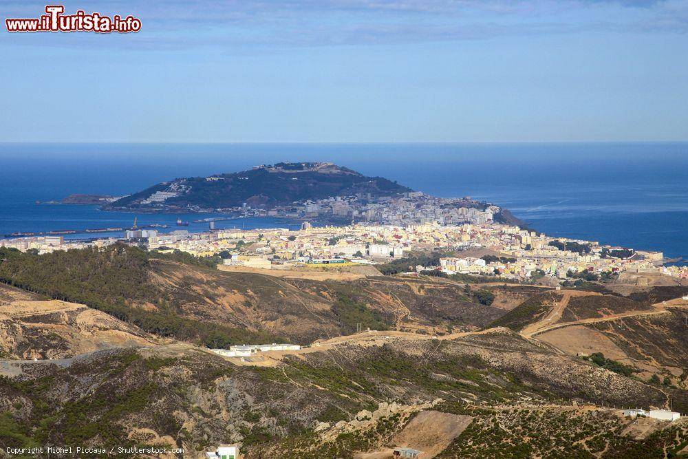 Immagine Veduta aerea della costa cittadina di Ceuta, nord Africa. E' uno dei punti da cui i migranti cercano di raggiungere l'Europa - © Michel Piccaya / Shutterstock.com